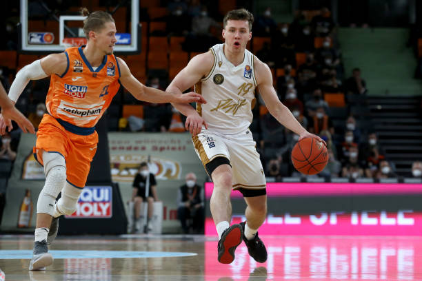 现出更强的 现出更强的